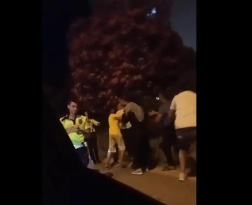 Ehliyetsiz sürücünün babası ile trafik polisleri arasında arbede; o anlar kamerada