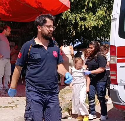 Kamyonet ile çarpışan otomobildeki anne ile 2 kızı yaralandı