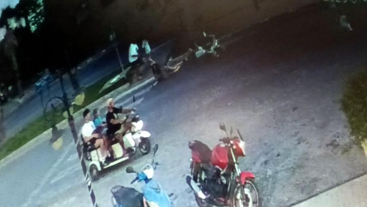 Devrilip sürüklenen motosiklet, turistlere çarptı