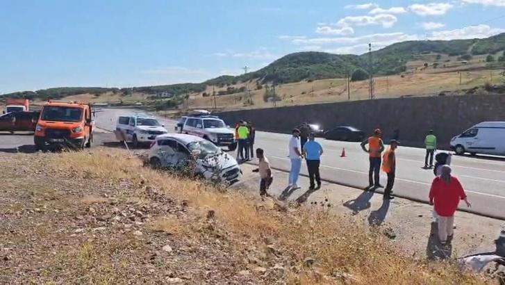 Bingöl’de hafif ticari araç ile otomobil çarpıştı: 3 yaralı