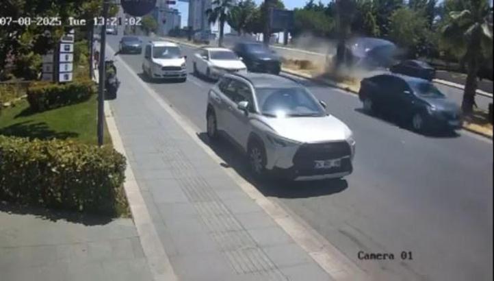 İstanbul - Ataşehir’de refüje çıkan cip ağaca çarptı: 4 yaralı