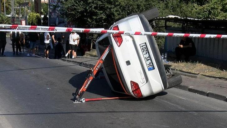 Bahçelievler’de park halindeki motosiklet ile otomobile çarpan araç devrildi