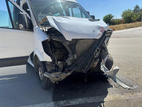 Çorum'da otomobil ile yolcu minibüsü çarpıştı: 8 yaralı