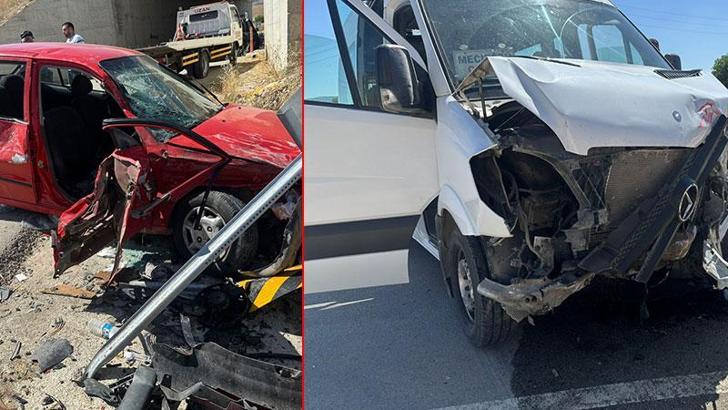 Çorum'da otomobil ile yolcu minibüsü çarpıştı: 8 yaralı