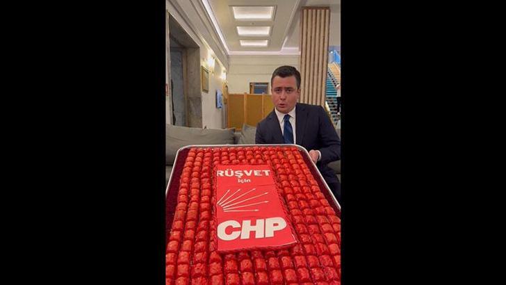 AK Parti'li Gökçek, TBMM'ye üzerinde, 'Rüşvet için CHP' yazılı baklavayla geldi