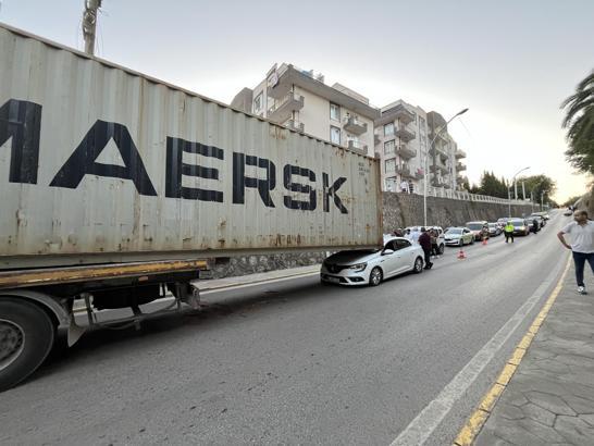 Üst geçide çarpan TIR’ın dorsesindeki konteyner, otomobilin üzerine kaydı