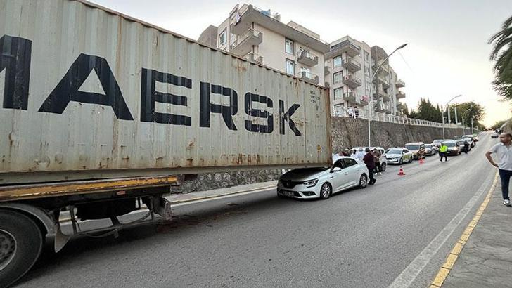 Üst geçide çarpan TIR’ın dorsesindeki konteyner, otomobilin üzerine kaydı