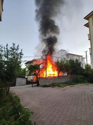 3 katlı ev alev alev yandı:4 kişi dumandan etkilendi