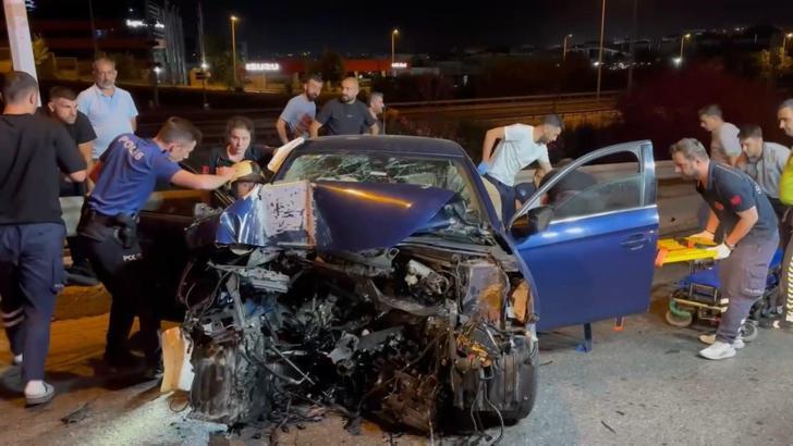 Sultanbeyli’de otomobil duvara çarptı; sıkışan 2 yaralıyı itfaiye kurtardı