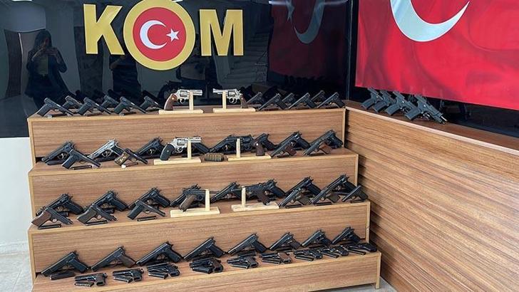 Durdurulan otomobilde ruhsatsız 65 tabanca ele geçirildi; 2 tutuklama