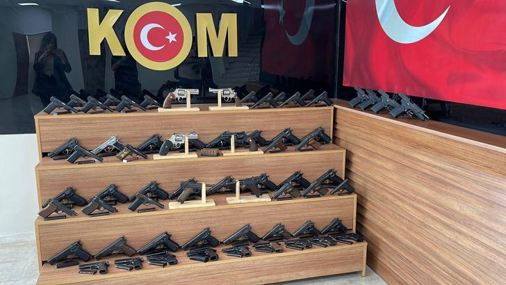 Durdurulan otomobilde ruhsatsız 65 tabanca ele geçirildi; 2 tutuklama