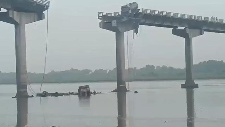 Hindistan'da köprü çöktü: 9 ölü
