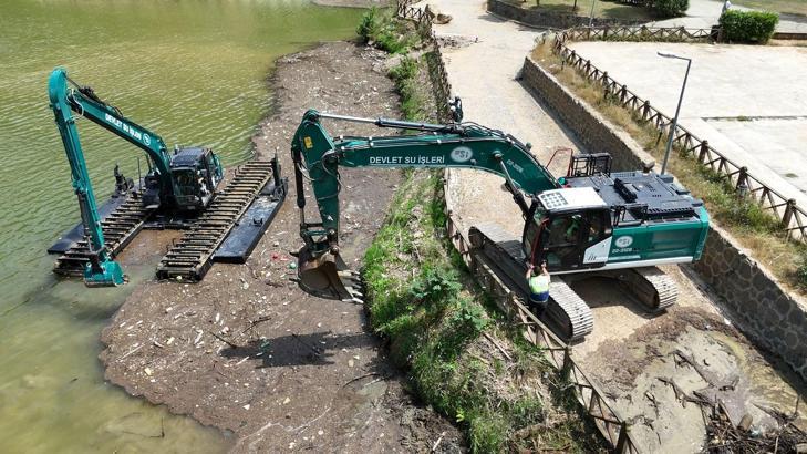 Sera Gölü temizliğinde 'yüzer iş makinesi' devrede