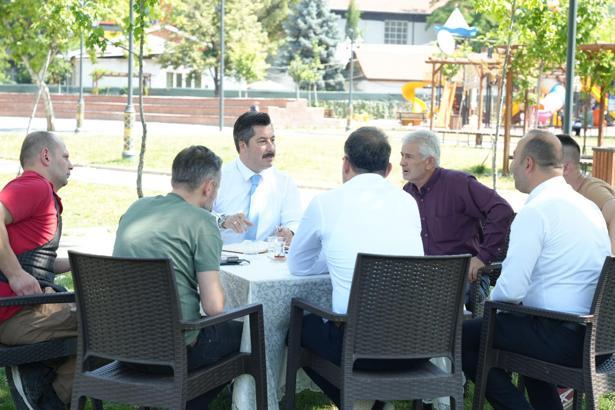 Yenişehir Belediye Başkanı makamını parka taşıdı