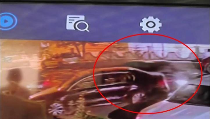 Otomobiliyle park halindeki araca çarptıktan sonra kaçtı; o anlar kamerada