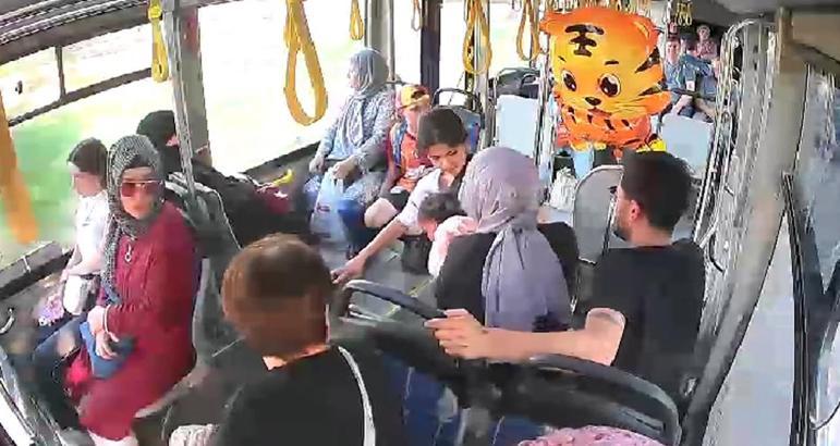 Boğazına cips kaçan bebeği, Heimlich manevrasıyla kurtardı