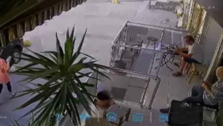 İstanbul- Küçükçekmece'de borçlusunu gördü, silah kabzesiyle başına vurup telefonunu çaldı