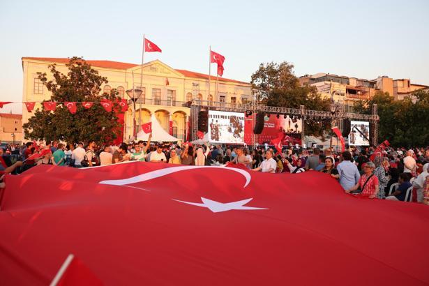 İzmir, 15 Temmuz Demokrasi ve Millî Birlik Günü'ne hazır
