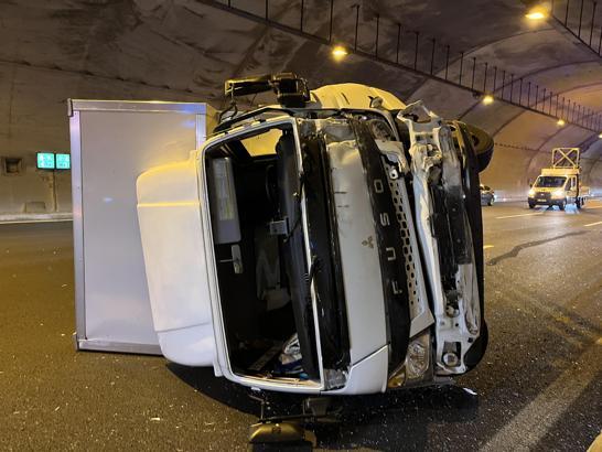Tünelde otomobil ile çarpışan kamyonet devrildi; 1'i çocuk, 3 yaralı