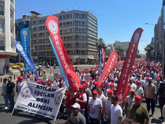 İzmir'de Belediye-İş Sendikası üyeleri, işten çıkarılan işçiler için yürüdü