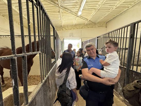 Kayseri’de atlı polisler, engelli çocukları ağırladı
