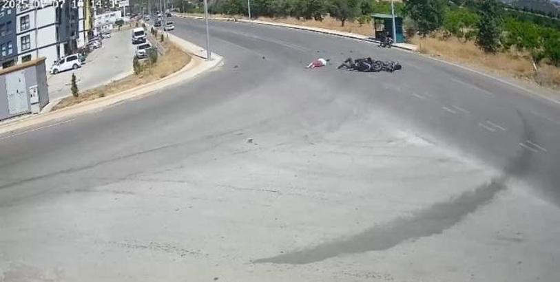 Gaziantep’te sürücülerin yaralandığı motosiklet kazası kamerada