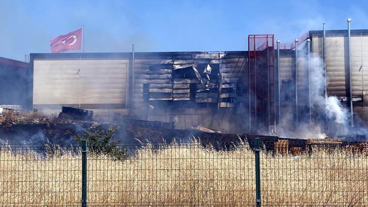 Fabrika bahçesindeki palet yangınında 4 kişi dumandan etkilendi