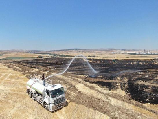 Arazide çıkan yangını itfaiye söndürdü