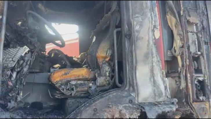 İstanbul - Silivri'de otluk alandaki yangına müdahale sırasında itfaiye aracı yandı: 1 itfaiyeci yaralandı - 1