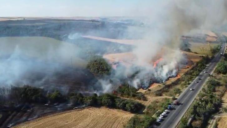 Edirne’de anız yangını; Hamzabeyli Sınır Kapısı’na giden yol ulaşıma kapatıldı