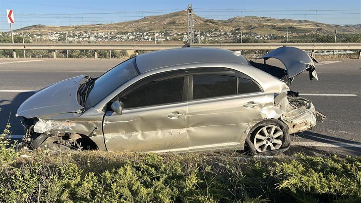 Sivas'ta otomobil refüje çarptı: 2 yaralı