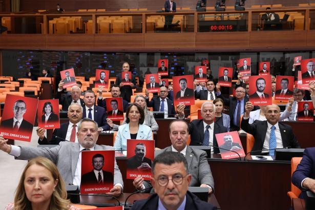 TBMM Genel Kurulu'nda CHP'li vekillerden protesto