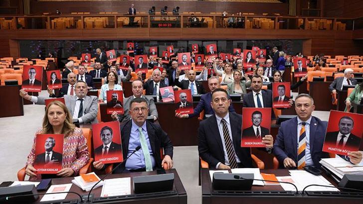 TBMM Genel Kurulu'nda CHP'li vekillerden protesto