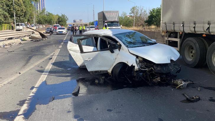 Çorlu'da bariyere çarpan otomobilde 3 kişi yaralandı