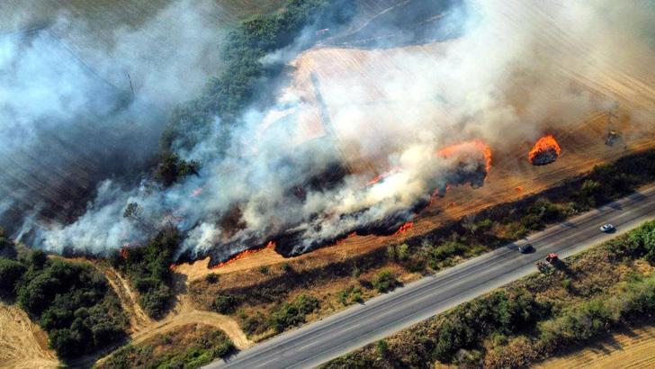 Edirne’de anız yangını; Hamzabeyli Sınır Kapısı’na giden yol 2 saat ulaşıma kapatıldı (2)