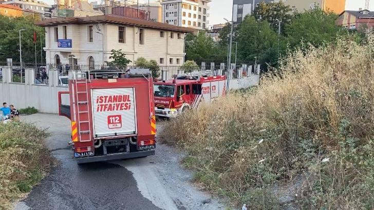 İstanbul - Sultangazi‘de boş arazide çıkan yangın itfaiyenin müdahalesi ile söndürüldü
