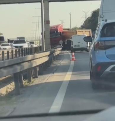 İstanbul - Eyüpsultan’da hafriyat kamyonu bariyerlere çarptı