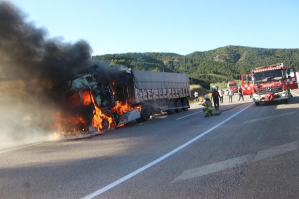 Tokat’a seyir halinde yanan TIR, kullanılmaz hale geldi