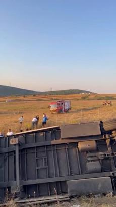 İstanbul - Kuzey Marmara Otoyolu'nda TIR devrildi: 2 ölü