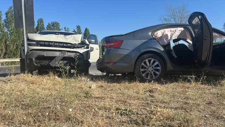 Sivas'ta otomobiller çarpıştı: 1'i çocuk, 5 yaralı