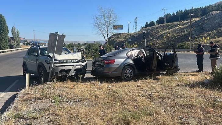 Sivas'ta otomobiller çarpıştı: 1'i çocuk, 5 yaralı