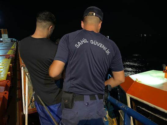 Yurt dışına kaçmak için gemide saklanan göçmenler kaptanın ihbarı sonucu yakalandı
