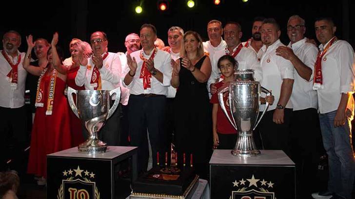 Galatasaray'ın şampiyonluk kupaları Kuşadası'nda sergilendi