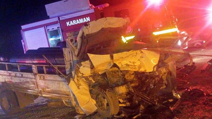 Sürücüsünün uyuduğu öne sürülen kamyonet ile kamyon çarpıştı