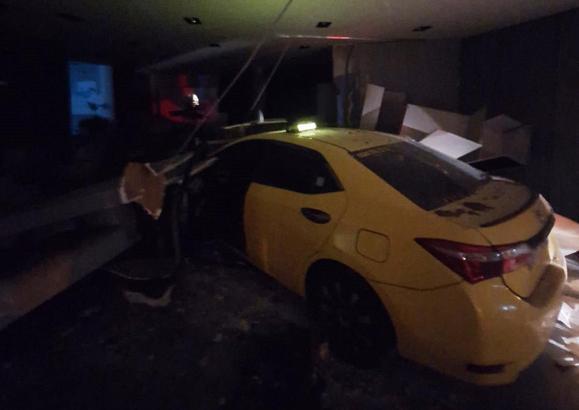 Kontrolden çıkan taksi motosiklete çarpıp mağazaya girdi