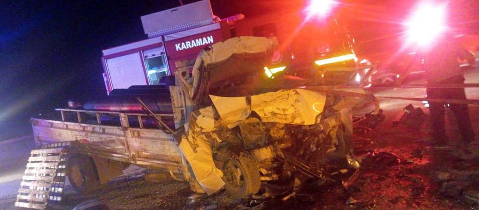 Sürücüsünün uyuduğu öne sürülen kamyonet ile kamyon çarpıştı