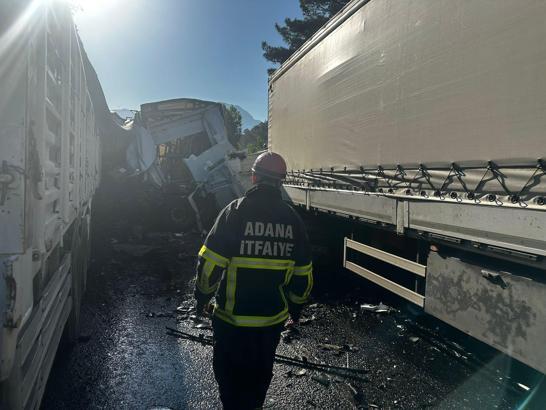 Pozantı'da zincirleme trafik kazası: 1'i ağır 3 yaralı