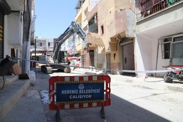 Akdeniz Belediyesi, tehlike yaratan metruk yapılarla mücadelesini sürdürüyor