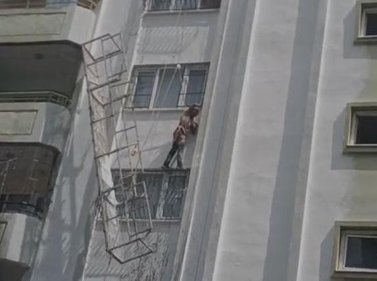 Halat kopunca güvenlik kemeri sayesinde asılı kalan işçi kamerada