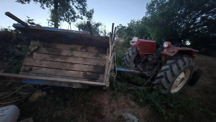 Devrilen traktörün altında kalan kadın ağır yaralandı